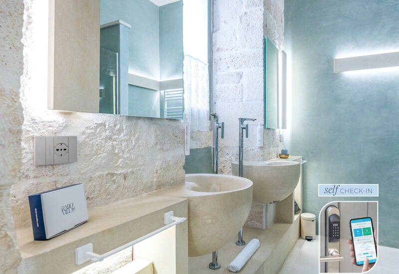 Vico Bianco Raro Rooms - Vico Bixio Deluxe 1